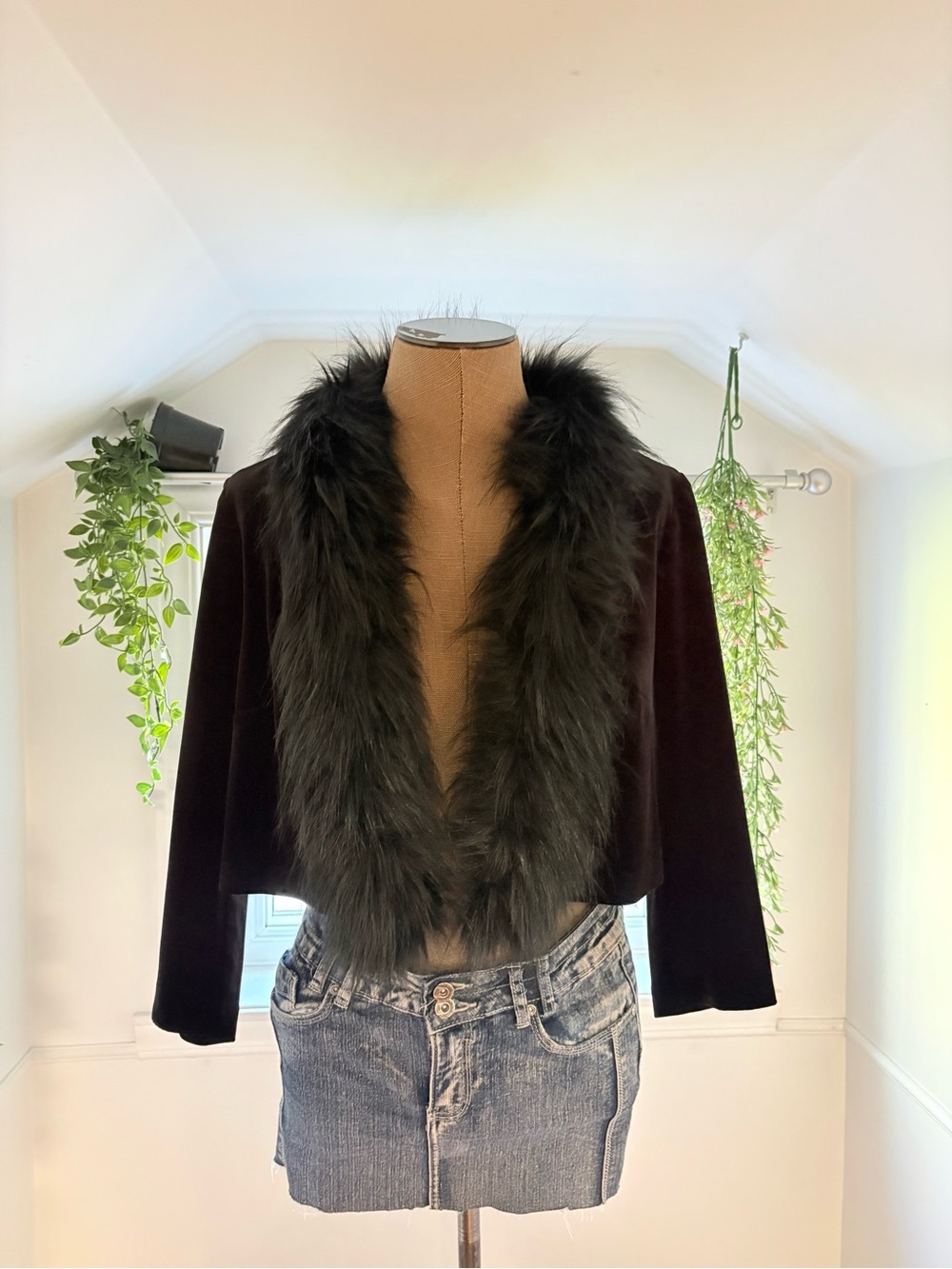 Women's Black Faux Fur Trim Velvet Cropped Cardigan